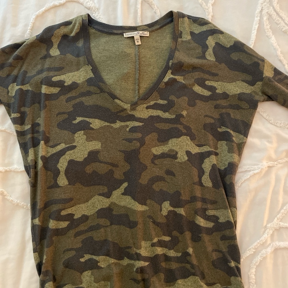 Express Camouflage V-Neck Short Sleeve Top